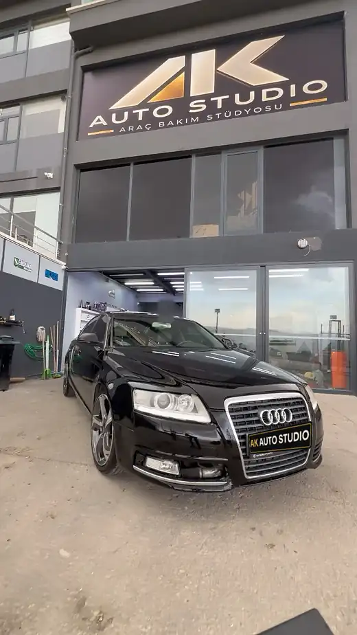 Stüdyonun önünde siyah Audi A6