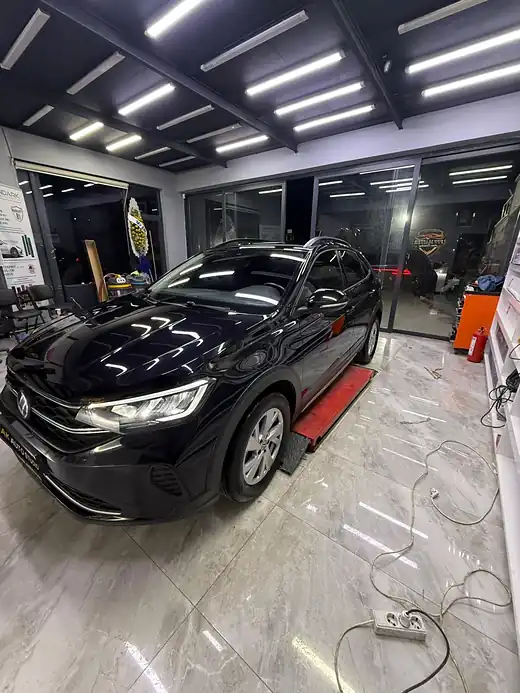 Mermer zeminli atölyede parlak siyah Volkswagen