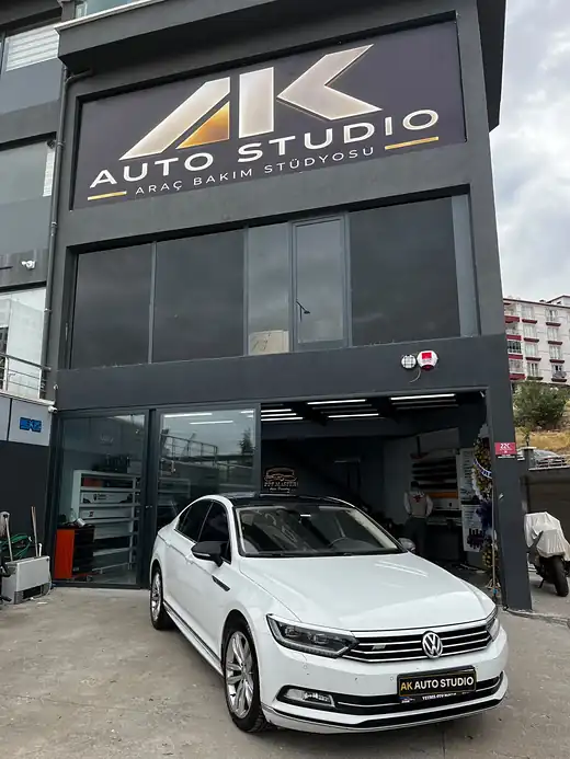 Stüdyonun önünde beyaz Volkswagen Passat
